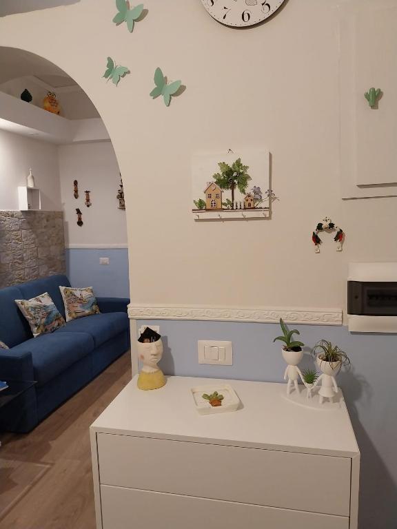 salon z niebieską kanapą i stołem w obiekcie Fra&Fra's home nel cuore del centro storico di Napoli w mieście Neapol