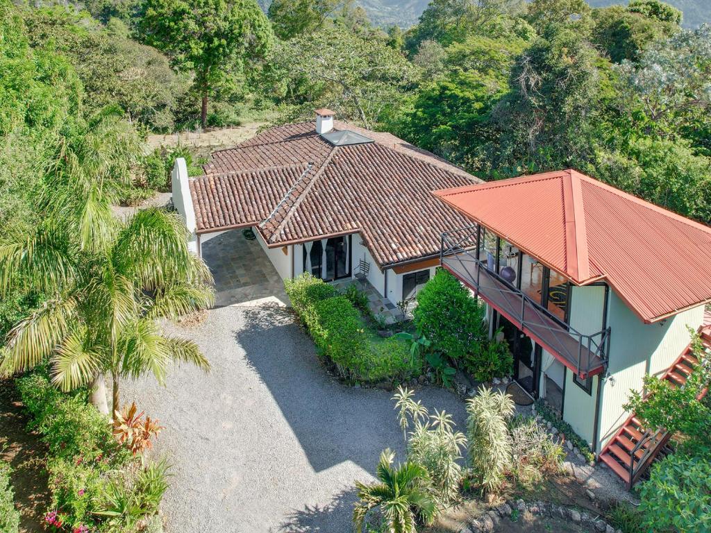 een uitzicht op een huis met een rood dak bij Casitas Vista Verde in Bajo Boquete