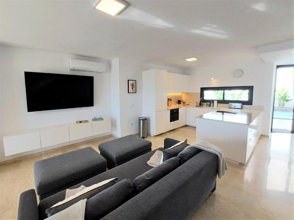 TV a/nebo společenská místnost v ubytování Villa Playa Amadores - Luxury villa with heated pool