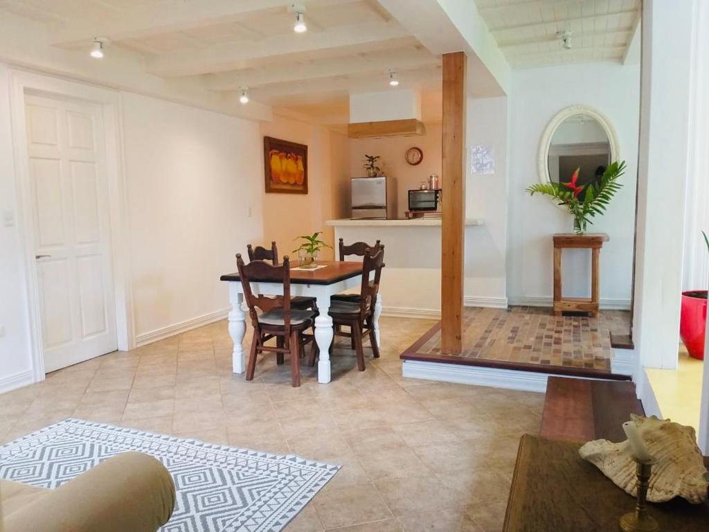 a living room with a table and chairs and a kitchen at Casa Modi in Puerto Viejo