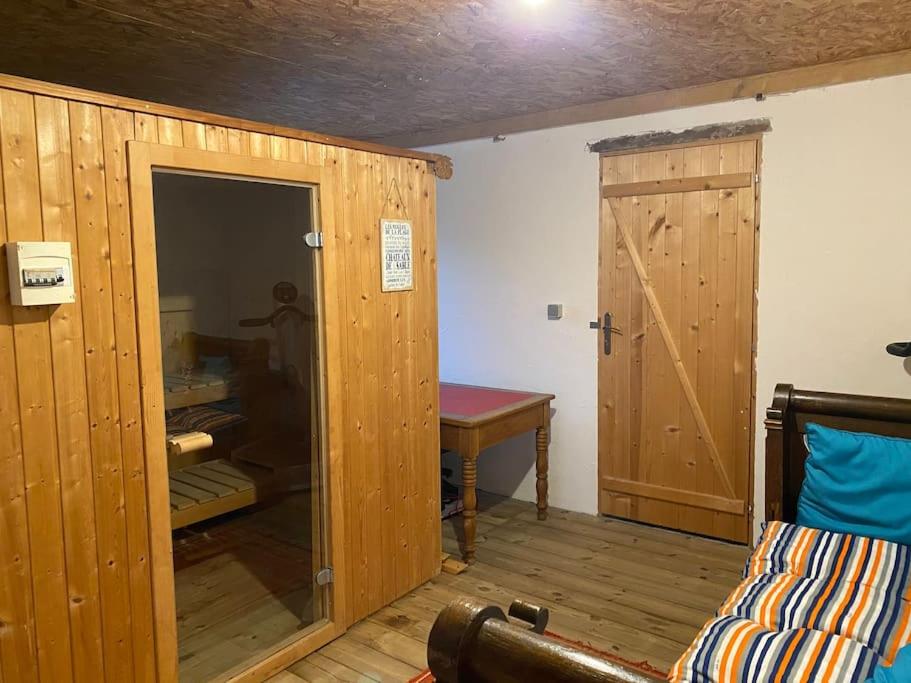 Fotografia z galérie ubytovania Maison avec piscine intérieure chauffée,sauna, et billard v destinácii Bretteville-sur-Ay