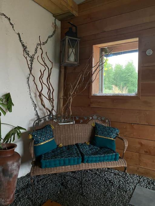 Posedenie v ubytovaní Maison avec piscine intérieure chauffée,sauna, et billard