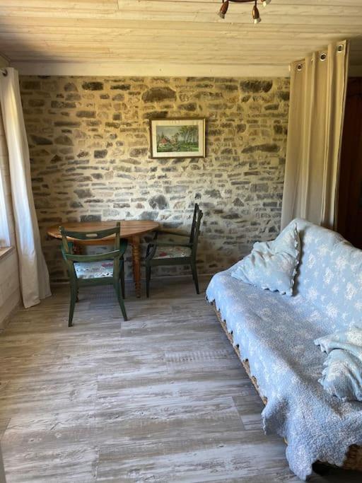 Posedenie v ubytovaní Maison avec piscine intérieure chauffée,sauna, et billard