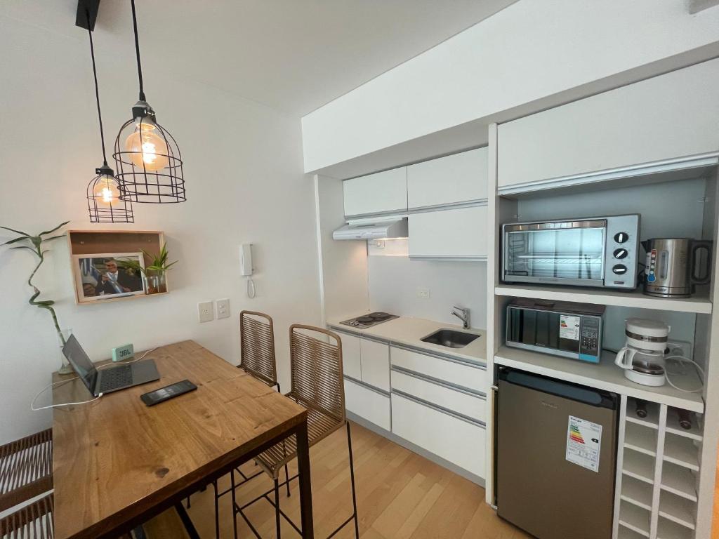 ブエノスアイレスにあるEspectacular en lo mejor de Belgrano sobre Libertadorのキッチン、ダイニングルーム(テーブル、電子レンジ付)