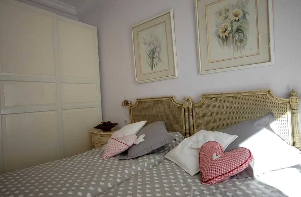 バルセロナにあるLets Holidays Centric Apartment in Barcelonaのベッドルーム1室(ベッド1台、ハートピロー2つ付)