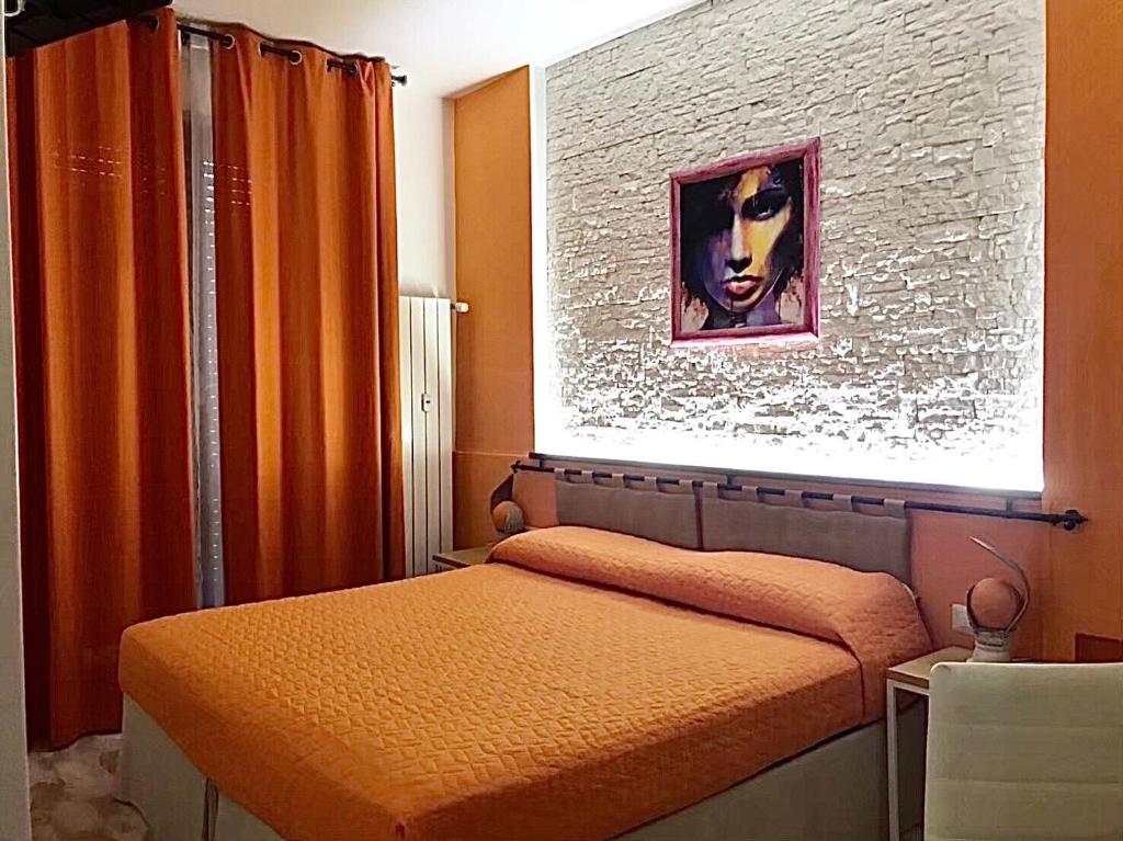 Schlafzimmer mit einem Bett mit Wandgemälde in der Unterkunft Casa Simonetta in Foligno