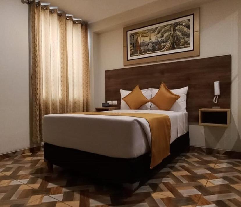 a bedroom with a large bed in a room at Hotel Cesar´s in Lima