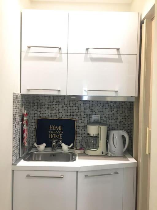 Kuchyňa alebo kuchynka v ubytovaní Tiny Deluxe Suite in Kalamaria