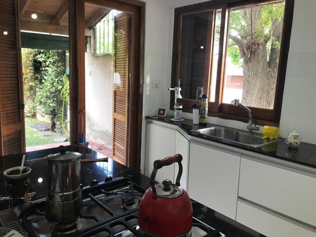 La cocina está equipada con fogones y hervidor de agua. en Casa en La Plata en La Plata