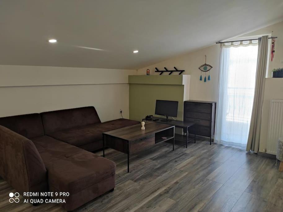 a living room with a couch and a table at Σοφίτα Καλλύνω in Thessaloniki