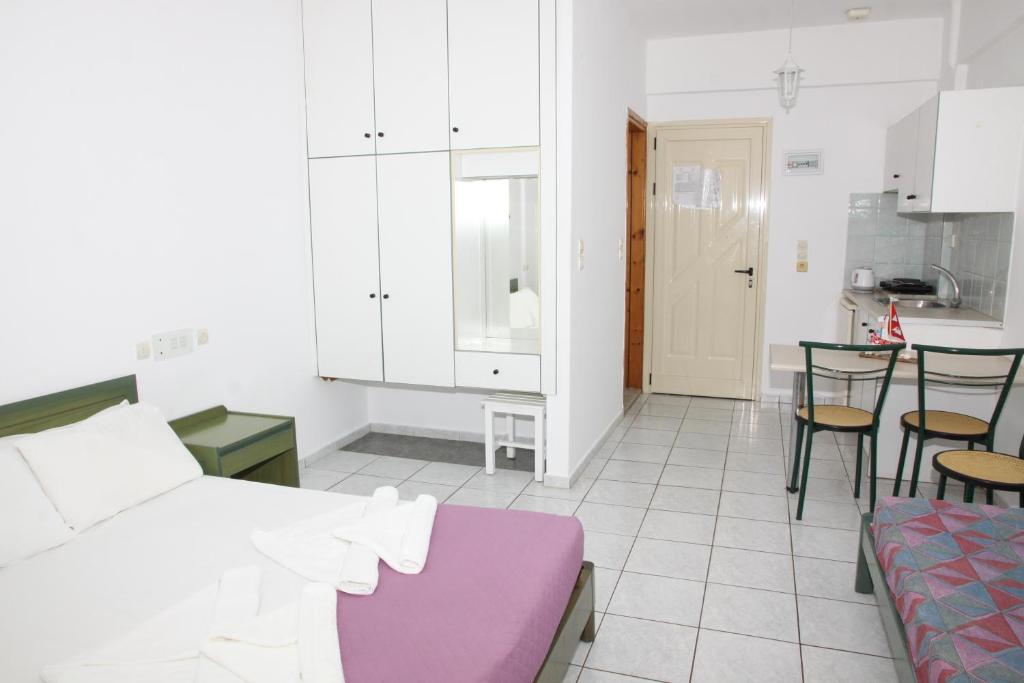 Łóżko lub łóżka w pokoju w obiekcie ilissos Apartments