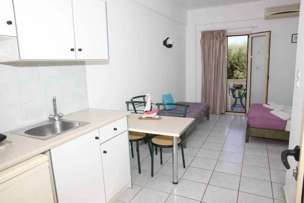 Kuchnia lub aneks kuchenny w obiekcie ilissos Apartments