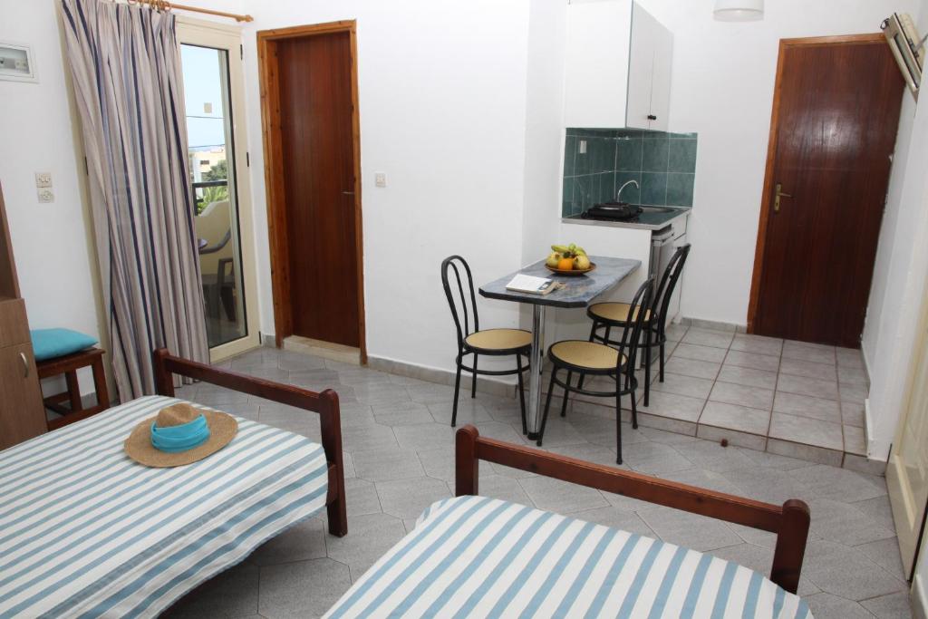 Telewizja i/lub zestaw kina domowego w obiekcie ilissos Apartments