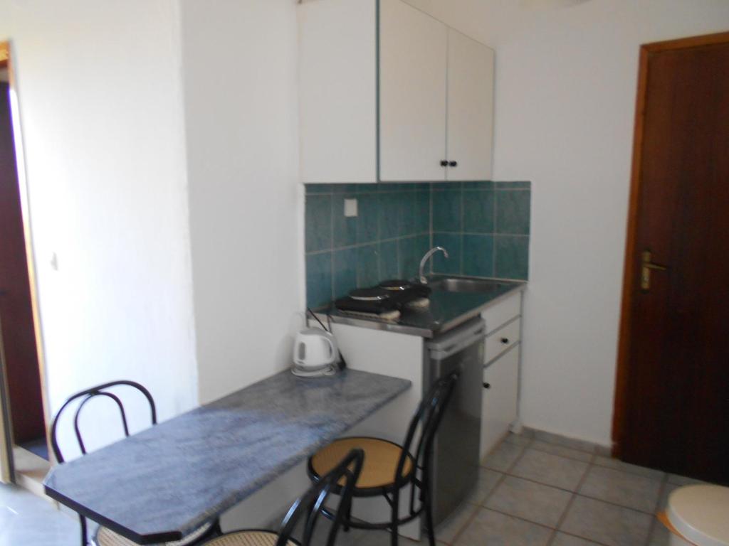 Kuchnia lub aneks kuchenny w obiekcie ilissos Apartments