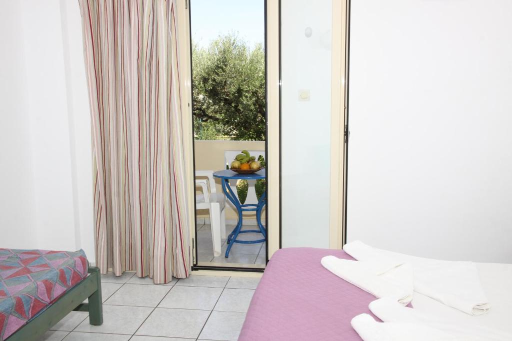 Łóżko lub łóżka w pokoju w obiekcie ilissos Apartments