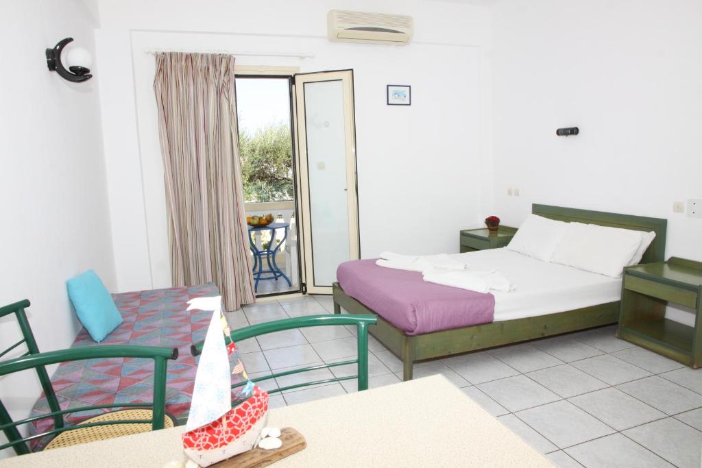 Łóżko lub łóżka w pokoju w obiekcie ilissos Apartments