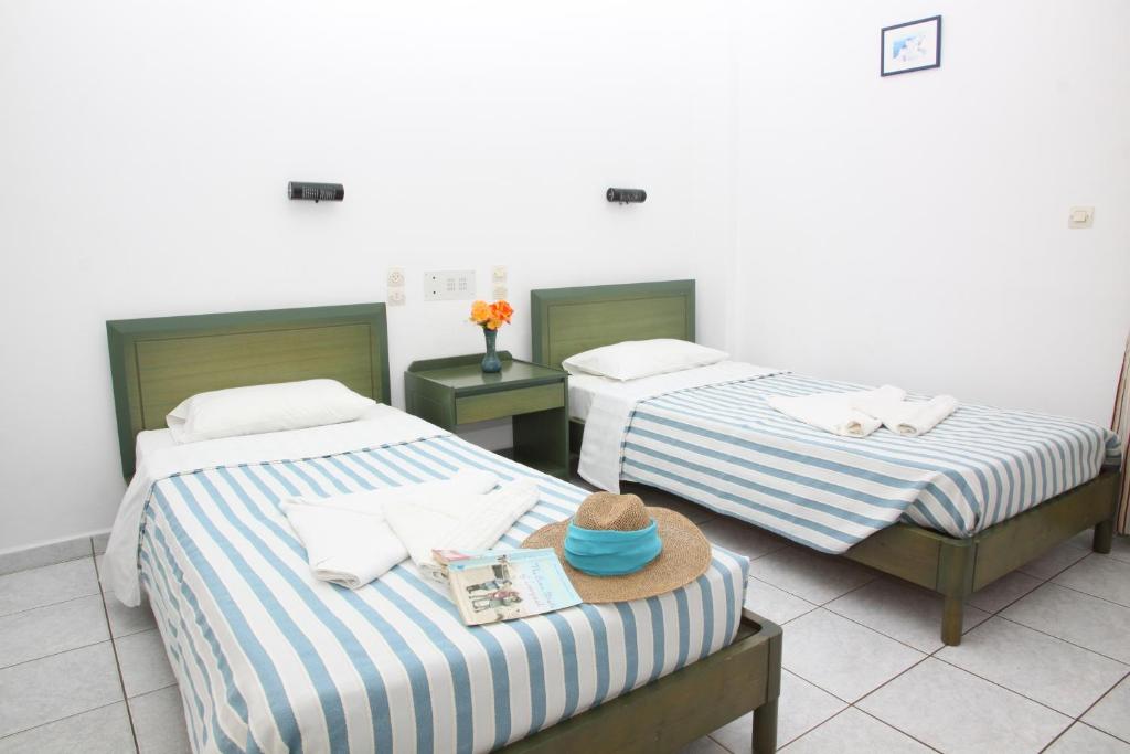 Łóżko lub łóżka w pokoju w obiekcie ilissos Apartments