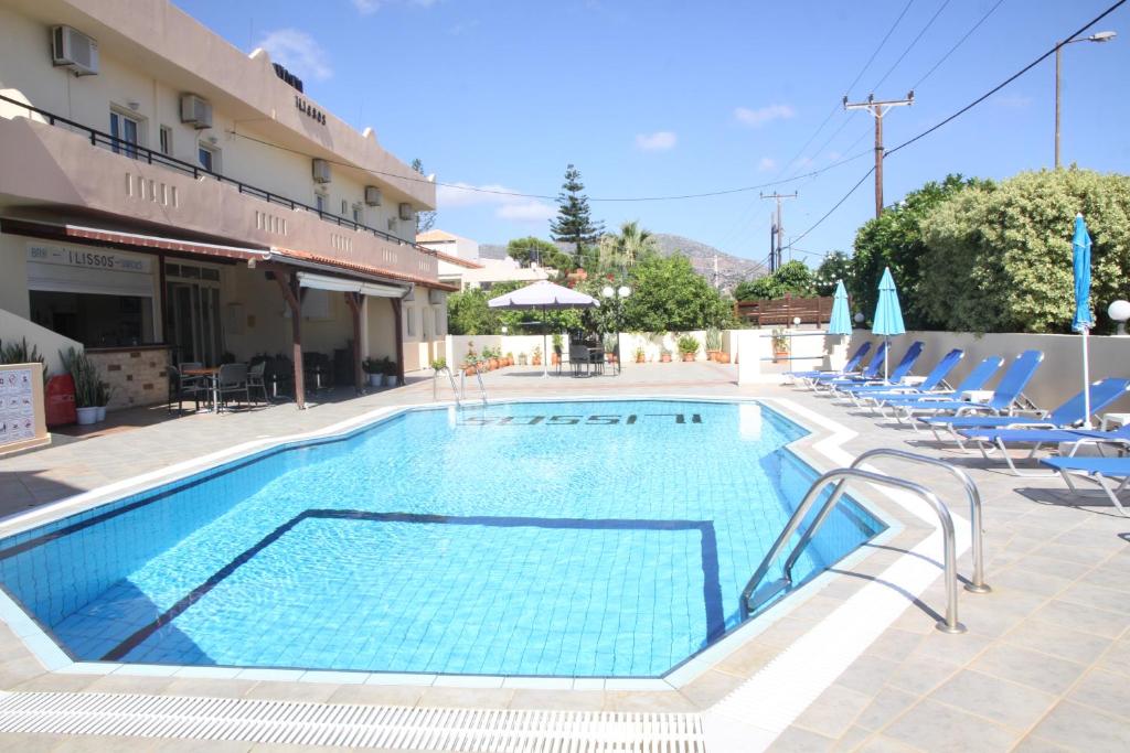 Basen w obiekcie ilissos Apartments lub w pobliżu