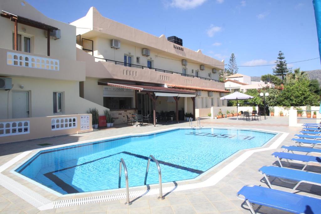 duży basen przed hotelem w obiekcie ilissos Apartments w mieście Stalida