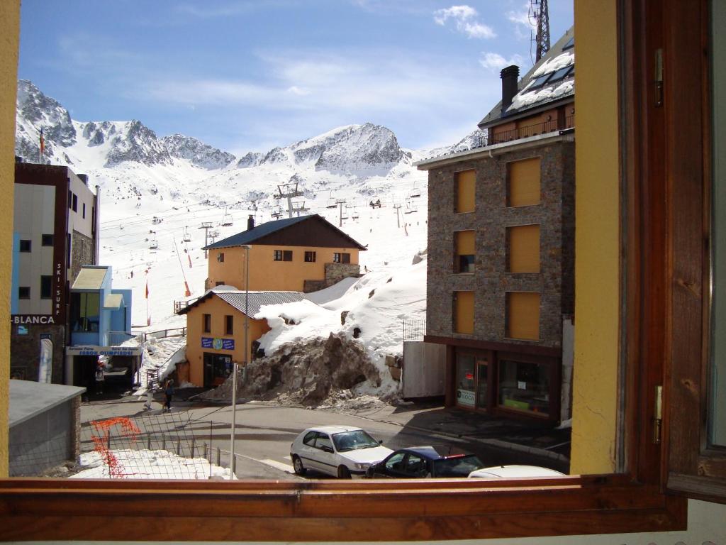 Nespecifikovaný výhled na hory nebo výhled na hory při pohledu z hotelu