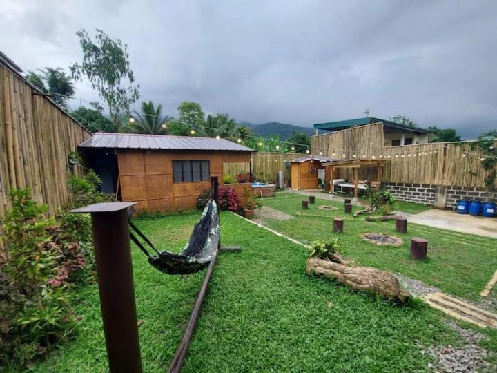 una hamaca en un patio con una casa en Glamping Site walking distance to Majayjay Falls, en Amonoy