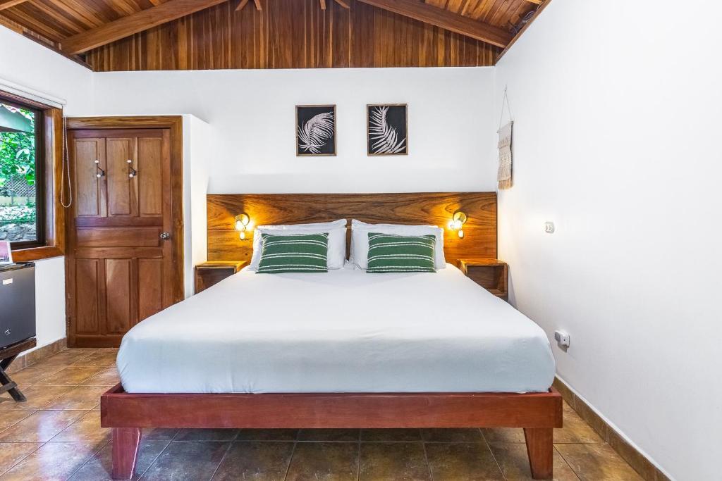 Postel nebo postele na pokoji v ubytování Makanas Beach Bungalows