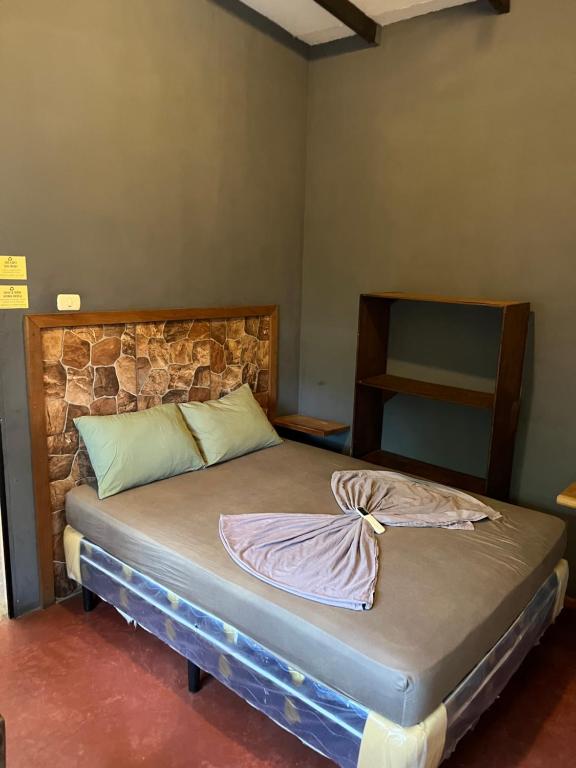 1 dormitorio con 1 cama en una habitación en Casa Makoi en Tamanique