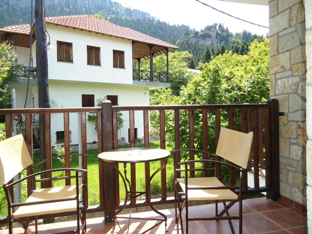 eine Terrasse mit einem Tisch und Stühlen auf dem Balkon in der Unterkunft Hotel Kokkinos Vrachos in Elati, Trikala