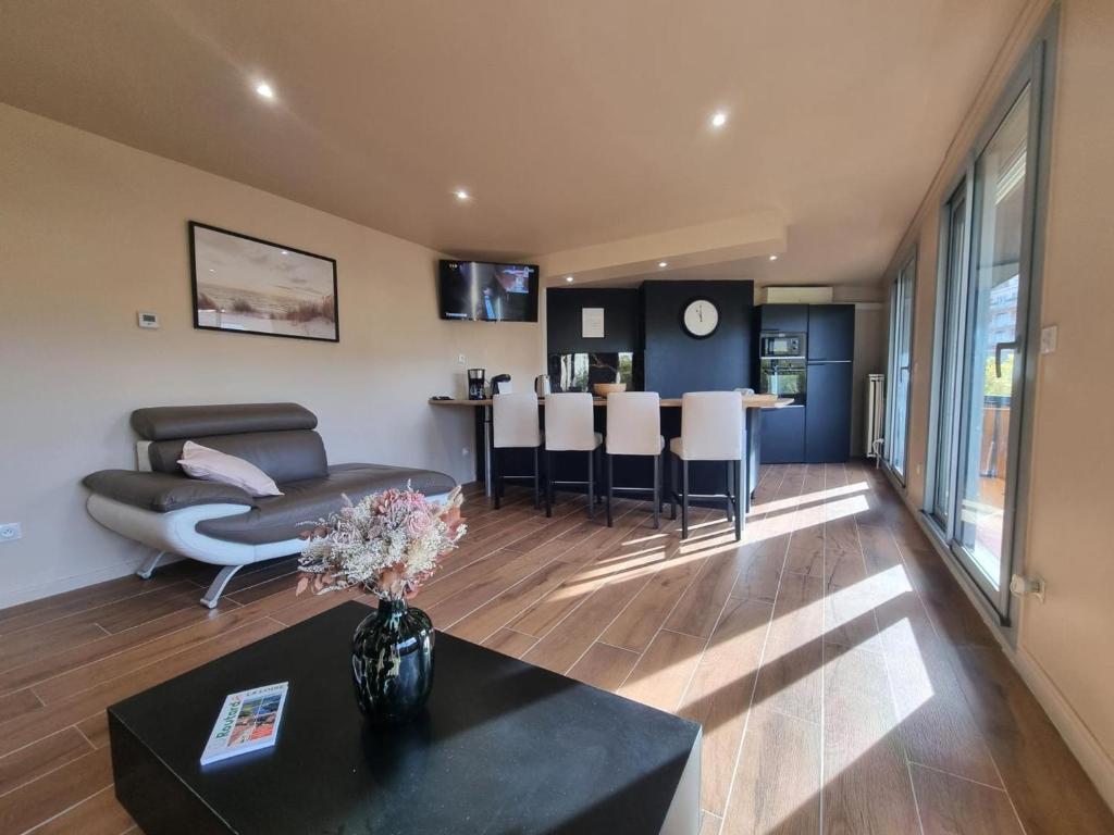 uma sala de estar com um sofá e uma mesa em Appartement Saint-Chamond, 4 pièces, 6 personnes - FR-1-496-269 em Saint-Chamond