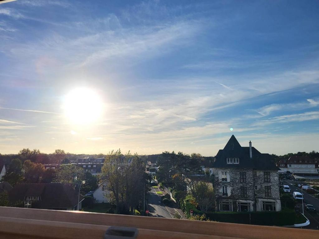 a view of a building with the sun in the sky at Appartement Merville-Franceville-Plage, 3 pièces, 6 personnes - FR-1-465-87 in Merville-Franceville-Plage