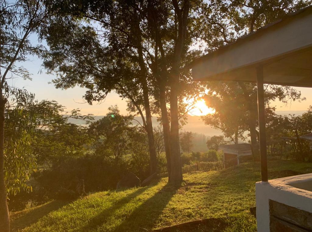 - une vue sur le coucher de soleil depuis l'arrière-cour d'une maison dans l'établissement Koru Farm Retreat, à Muhoroni