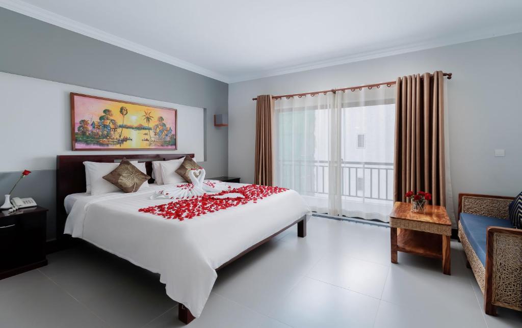 Postel nebo postele na pokoji v ubytování Ratana Angkor Hotel