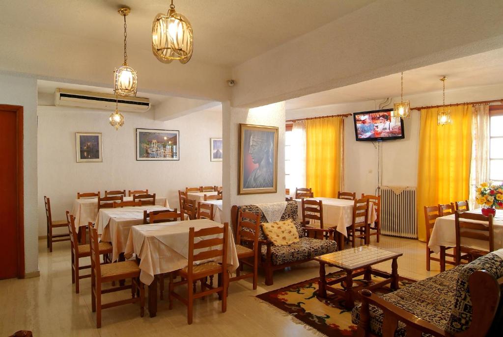 TV a/nebo společenská místnost v ubytování Hotel Orfeas