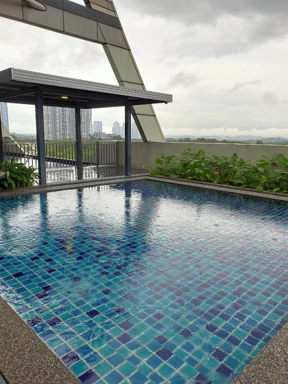 Bazén v ubytování D Bunga مسلم Homestay Pool View Legoland Nusajaya nebo v jeho okolí