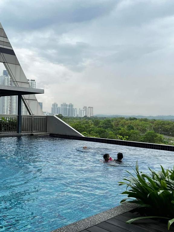 Bazén v ubytování D Bunga مسلم Homestay Pool View Legoland Nusajaya nebo v jeho okolí