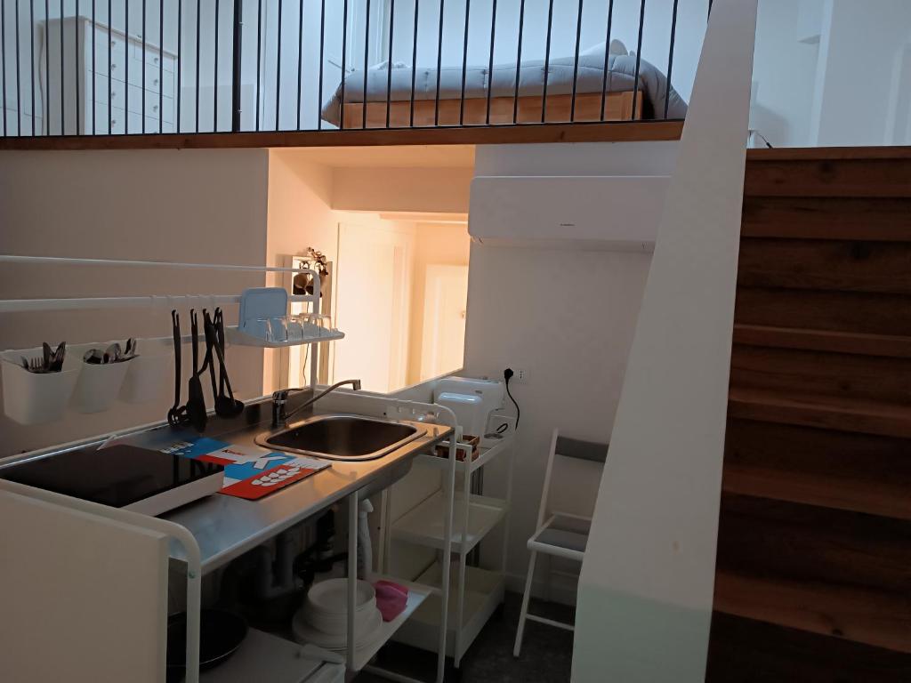 une petite cuisine avec un évier et un escalier dans l'établissement b & b ultimo miglio, à Trévise