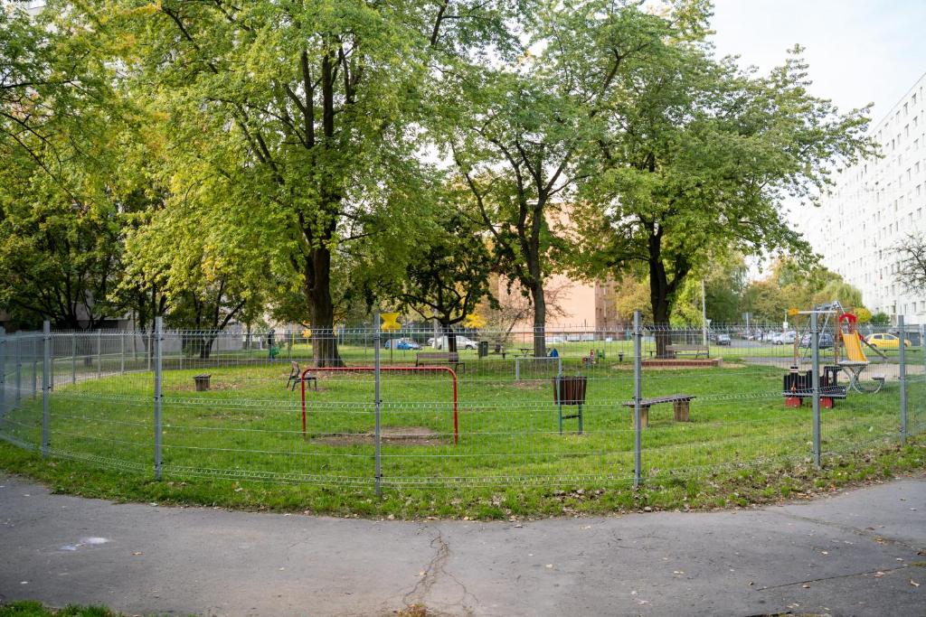 Plac zabaw dla dzieci w obiekcie Comfort 14 -- Stylish City Apartment Netflix, Wi-Fi & Parking