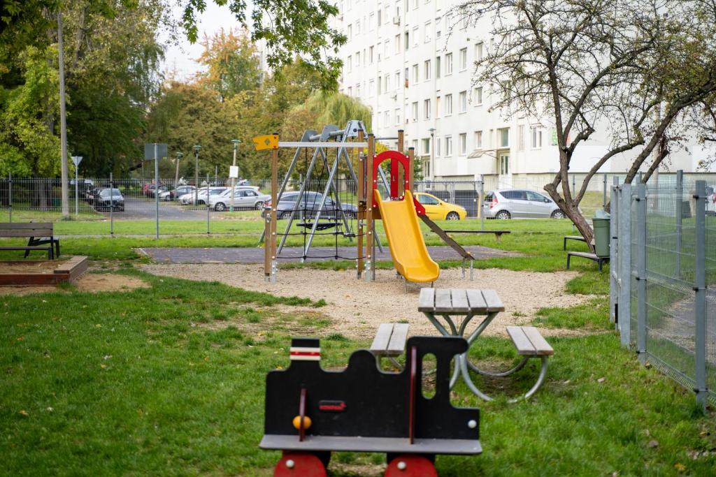 Plac zabaw dla dzieci w obiekcie Comfort 14 -- Stylish City Apartment Netflix, Wi-Fi & Parking