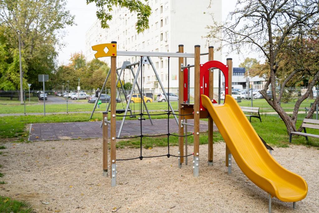 Plac zabaw dla dzieci w obiekcie Comfort 14 -- Stylish City Apartment Netflix, Wi-Fi & Parking