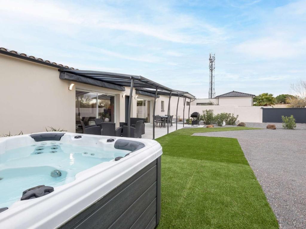 Villa T4 climatisée avec jardin, jacuzzi et Free WiFi à 600 m de la plage