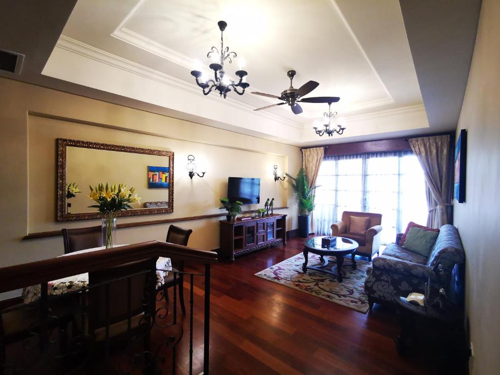 - un salon avec un canapé et une table dans l'établissement Casa del Rio Residences, à Malacca