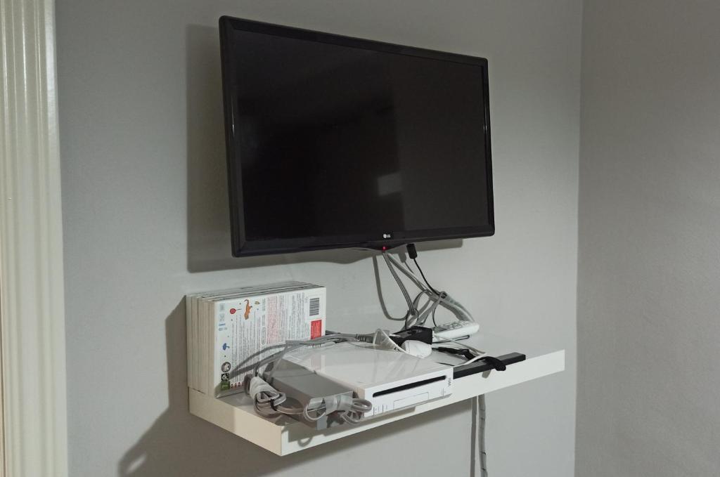 Televízia a/alebo spoločenská miestnosť v ubytovaní Apartamento con parking privado gratis incluido
