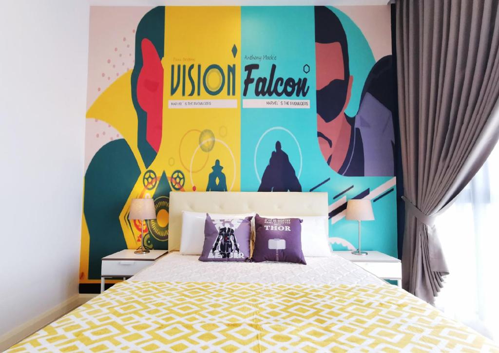 um quarto com uma cama com uma parede colorida em D'Pristine by Iconic Bliss em Nusajaya