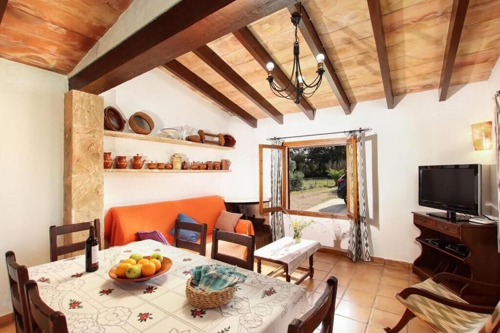 TV a/nebo společenská místnost v ubytování Nice cosy villa for 4 people by Renthousing