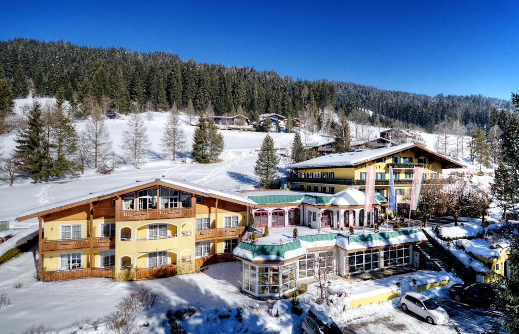 eine Luftansicht eines Hauses im Schnee in der Unterkunft Sporthotel Radstadt in Radstadt