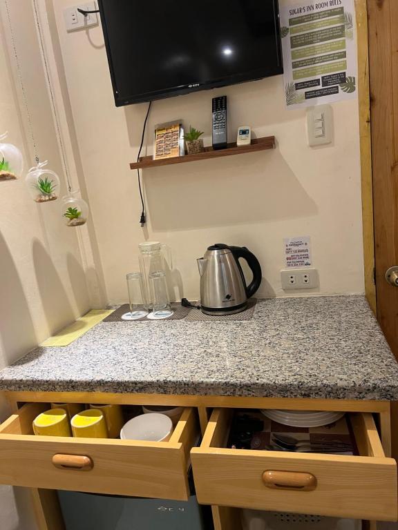 Kuchyň nebo kuchyňský kout v ubytování Palompon Sugar's Inn