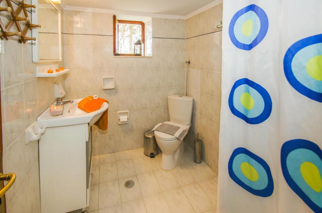 Ένα μπάνιο στο Palaios Rooms