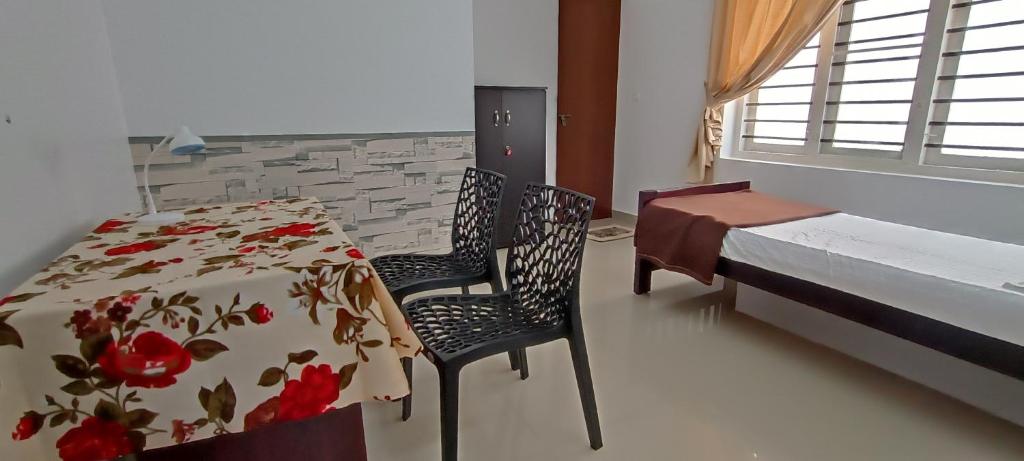 Postel nebo postele na pokoji v ubytování PRAKRITI HOMESTAY Fortkochi Air Conditioned Rooms