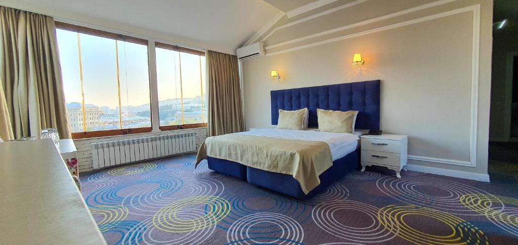 Qala Hotel tesisinde bir odada yatak veya yataklar