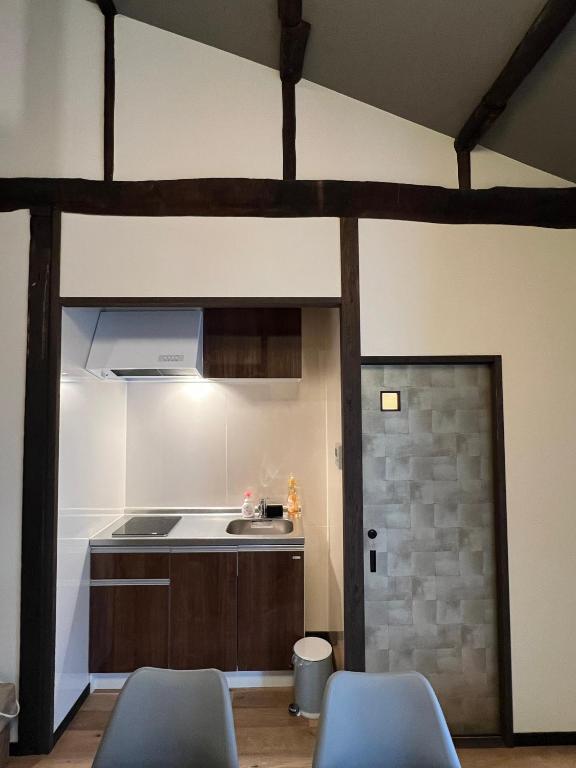 Kuchyň nebo kuchyňský kout v ubytování 至の宿-京都南 Traditional Machiya Guesthouse
